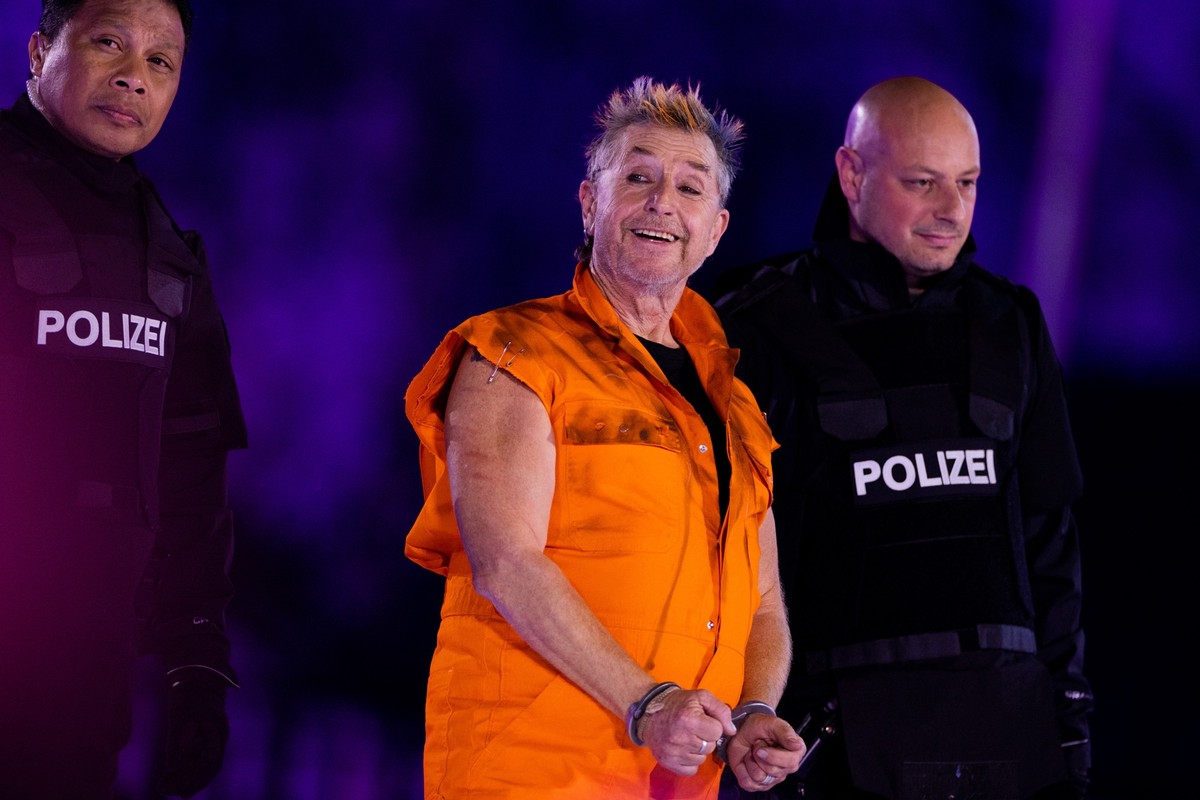 ARCHIV - 13.04.2022, Nordrhein-Westfalen, Essen: Martin Semmelrogge (M), Schauspieler, steht als Barabbas bei RTL-Oster-Produktion &quot;Die Passion&quot; auf dem Burgplatz auf der B�hne. Der K�lner P ...