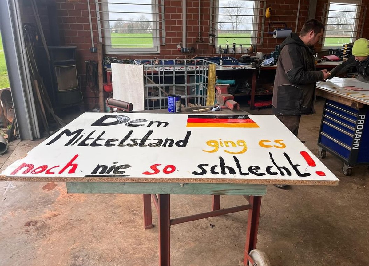 In Vorbereitung auf den Protest hat Lydia ein Plakat bemalt.
