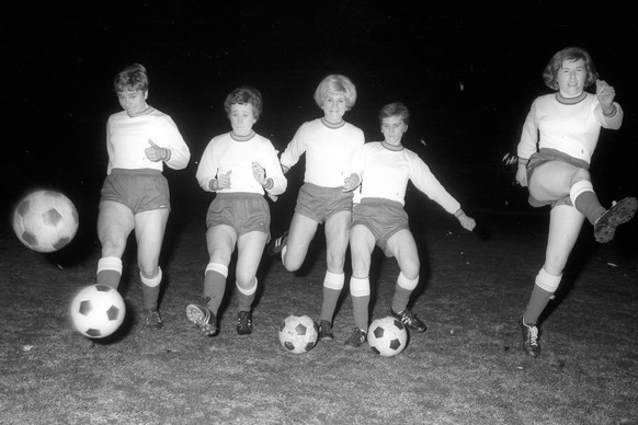 1970: Fußballerinnen widersetzen sich dem Frauenfußballverbot des DFB