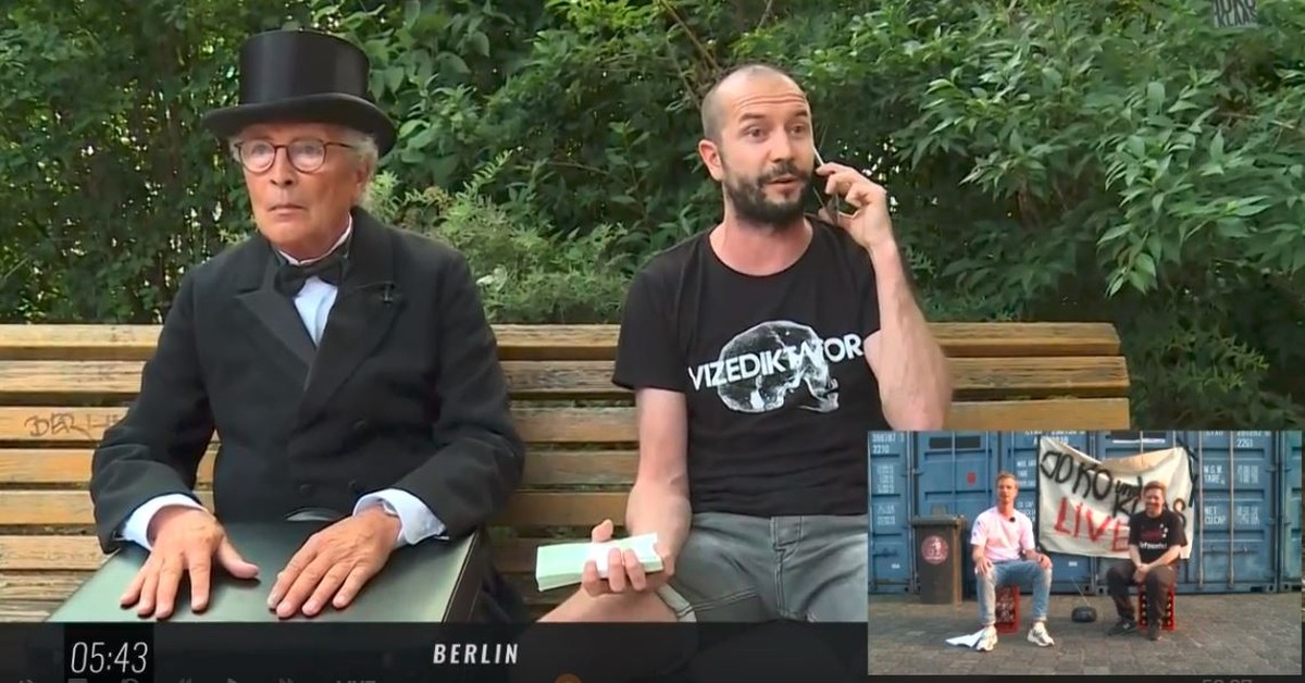 Mario aus Berlin kann sein Glück kaum fassen. Er gewinnt 10.000 Euro.