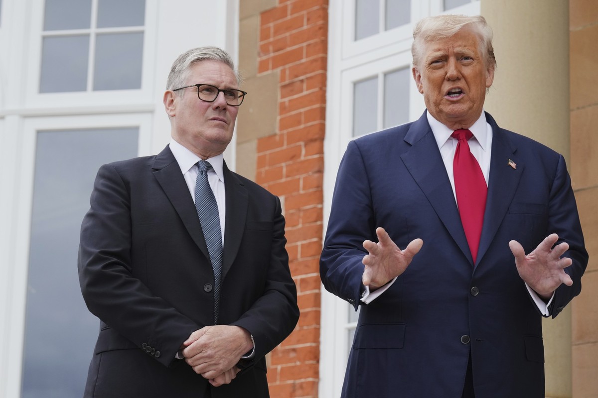 President Donald Trump, right, speaks with the media as he greets Britain's Prime Minister Keir Starmer at the Trump Turnberry golf course in Turnberry, Scotland Monday, July 28, 2025. (AP Photo/ ...