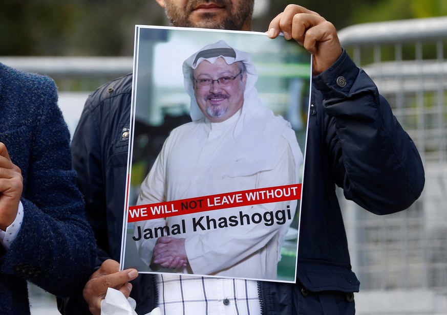 A demonstrator holds picture of Saudi journalist Jamal Khashoggi during a protest in front of Saudi Arabia&#039;s consulate in Istanbul, Turkey, October 5, 2018. REUTERS/Osman Orsal