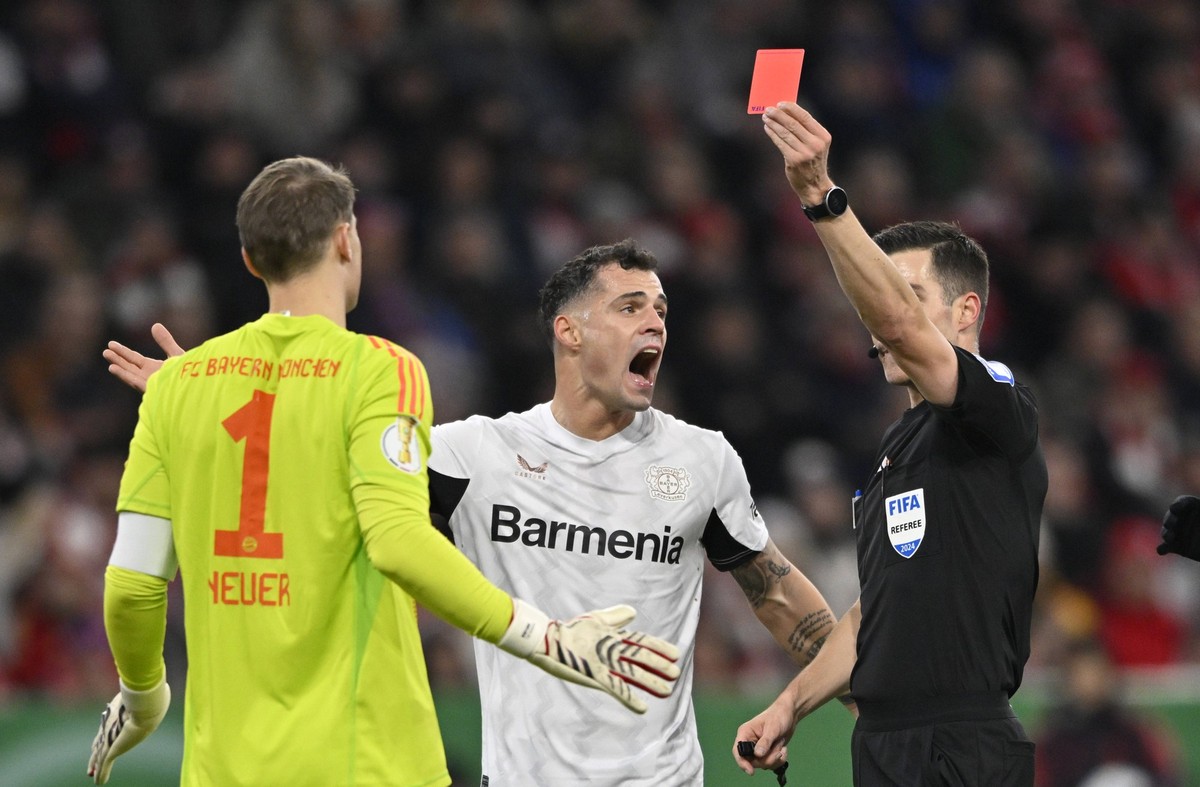 Sport Themen der Woche KW 49 Sport Bilder des Tages nach Zweikampf, Aktion Foul Notbremse von Torwart Manuel Neuer FC Bayern Muenchen FCB 01 gegen Jeremie Frimpong Bayer 04 Leverkusen 30 zeigt Schieds ...