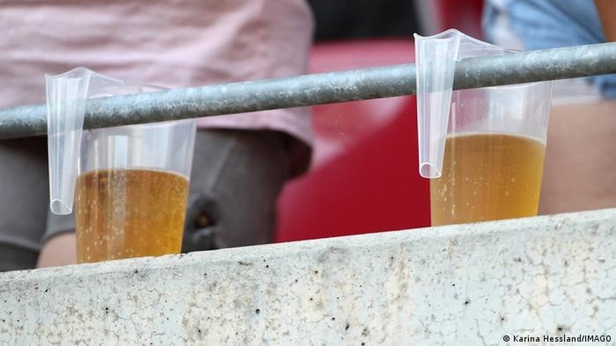 Bier muss in Fußball-Stadien nun auch in Mehrwegbechern angeboten werden.