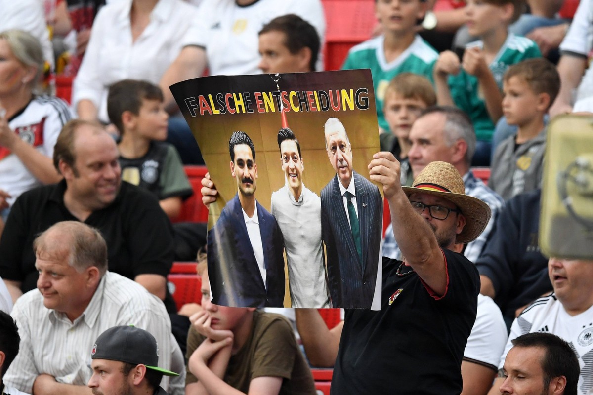 Fussball, Herren, Nationalmannschaft, Länderspiel, Freundschaftsspiel Deutschland- Saudi Arabien ,08.06.2018, Bayarena Leverkusen, Fan Polster Ilkay Gündogan,Mesut Özil, Erdogan, mit der Aufschrift fa ...