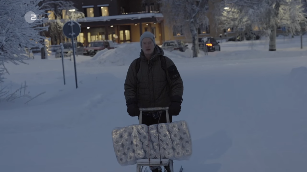 Toilettenpapier hamstert man in Kiruna mit dem dem Schlitten.