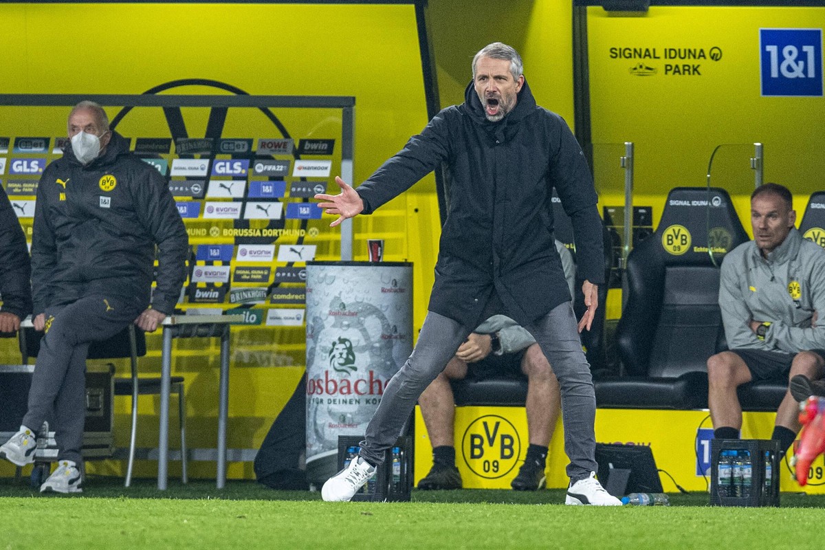 Fu�ball: 1. Bundesliga, 16. Spieltag, Borussia Dortmund - SpVgg Greuther F�rth am 15.12.2021 im Signal-Iduna-Park in Dortmund Nordrhein-Westfalen. Dortmunds Trainer Marco Rose gibt Anweisungen. DFL RE ...