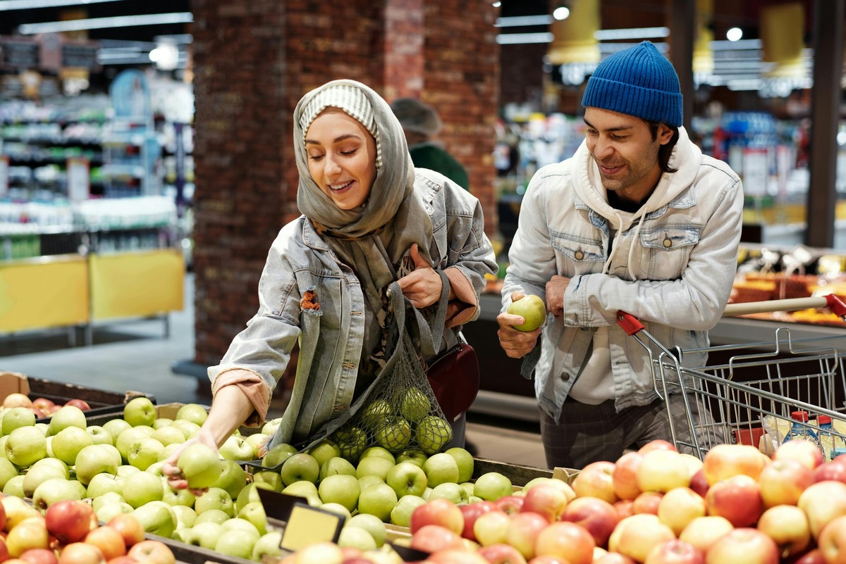 Vieler Verbraucher:innen naschen im Supermarkt schonmal von unbezahlten Produkten.