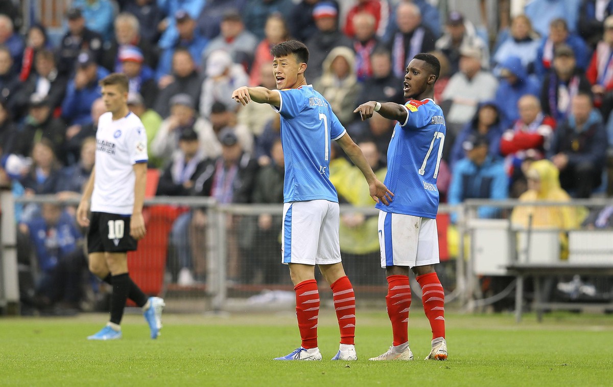 Foto : Zeichensprache in der Abwehr , Jae Sund Lee ( Holstein ) und Makana Baku , rechts Fussball - 2. Bundesliga , am So. 18.08..2019 Holstein Kiel - Karlsruher SC 2 - 1 *** Photo sign language in th ...