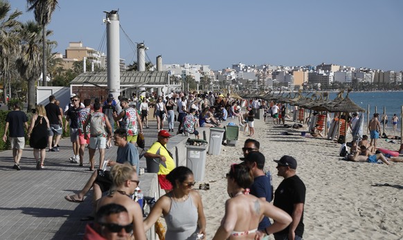 13.05.2022, Spanien, Palma: Menschen halten sich am Strand von Arenal in der Abendd�mmerung auf. Der Ballermann auf Mallorca feiert sein 50-j�hriges Jubil�um. Foto: Clara Margais/dpa +++ dpa-Bildfunk  ...