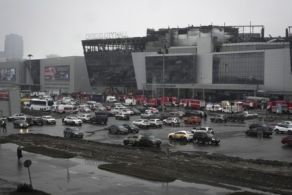 ARCHIV - 23.03.2024, Russland, Moskau: Ein Blick auf das abgebrannte Veranstaltungszentrum Crocus City Hall nach einem Anschlag am westlichen Rand von Moskau. Diese Konzerthalle wurde bei einem Anschl ...
