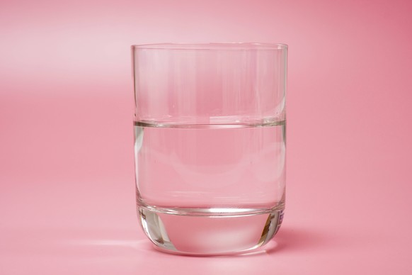 Medication and glass of water Medication and glass of water on a red background. PUBLICATIONxINxGERxSUIxHUNxONLY WLADIMIRxBULGAR/SCIENCExPHOTOxLIBRARY F021/3897
