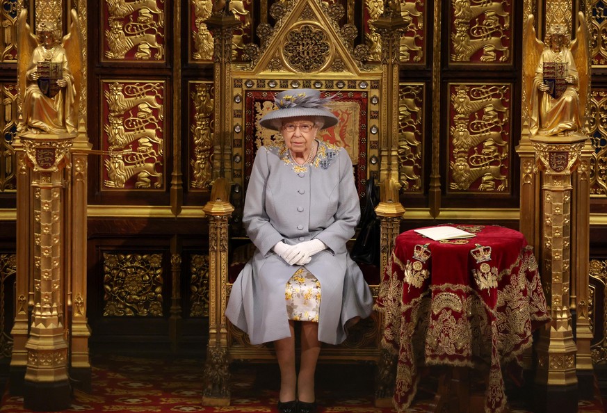 LONDON, ENGLAND - MAY 11: Queen Elizabeth II ahead of the Queen&#039;s Speech in the House of Lord&#039;s Chamber during the State Opening of Parliament at the House of Lords on May 11, 2021 in London ...