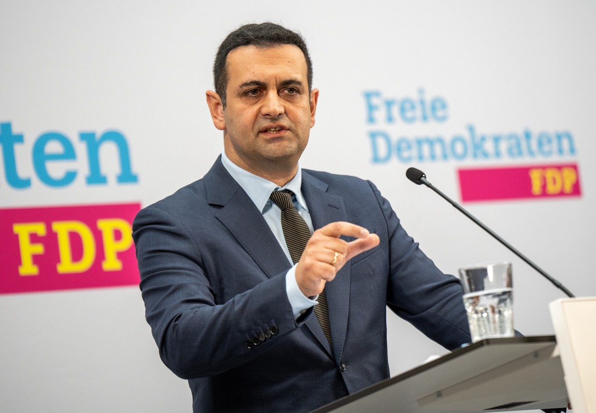 04.11.2024, Berlin: Bijan Djir-Sarai, FDP-Generalsekretär, nimmt an der Pressekonferenz nach den Gremiensitzungen der Liberalen teil. Foto: Michael Kappeler/dpa +++ dpa-Bildfunk +++