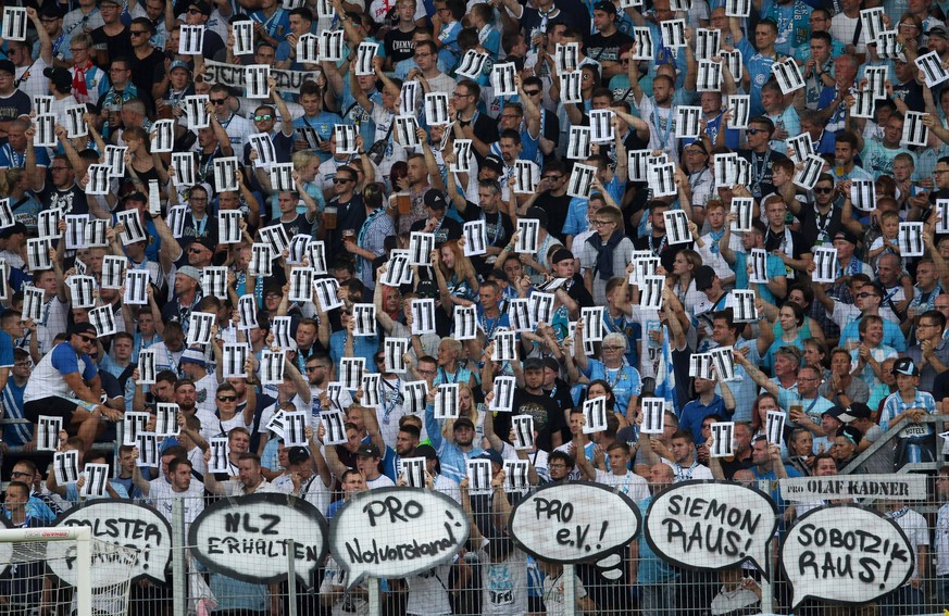 GER, DFB-Pokal, Chemnitzer FC vs Hamburger SV 11.08.19 , Chemnitz , Stadion an der Gellertstrasse, GER, DFB-Pokal, 1.Runde, Saison 2019/2020, Chemnitzer FC vs Hamburger SV im Bild Chemnitzer Fans soli ...