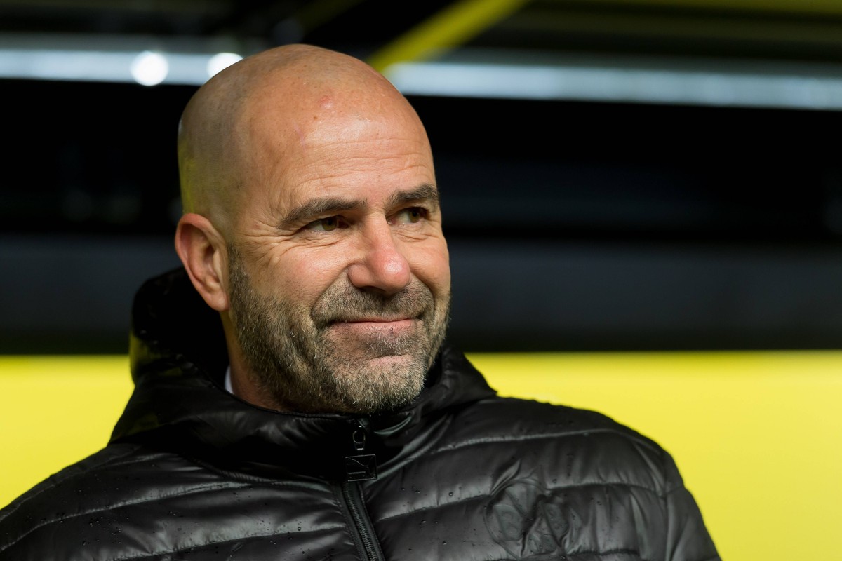 Dortmund, Germany 09.12.2017, 1. Bundesliga 15. Spieltag, BV Borussia Dortmund - SV Werder Bremen, Trainer Peter Bosz lacht, lachen ( DeFodi001 *** Dortmund Germany 09 12 2017 1 Bundesliga 15 game day ...