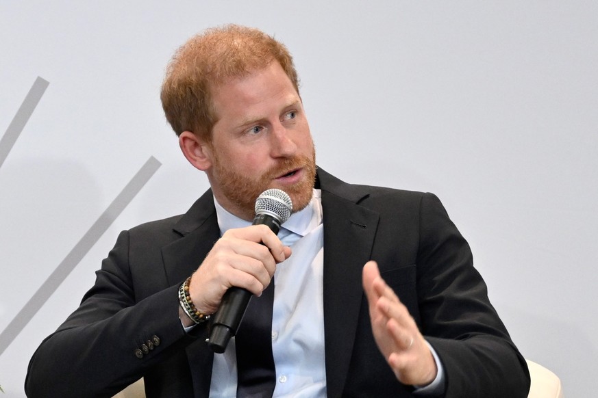 ARCHIV - 10.10.2023, USA, New York: Der britische Prinz Harry, Herzog von Sussex, sitzt anlässlich des Welttag für psychische Gesundheit beim Elterngipfel &quot;Mentales Wohlbefinden im digitalen Zeit ...