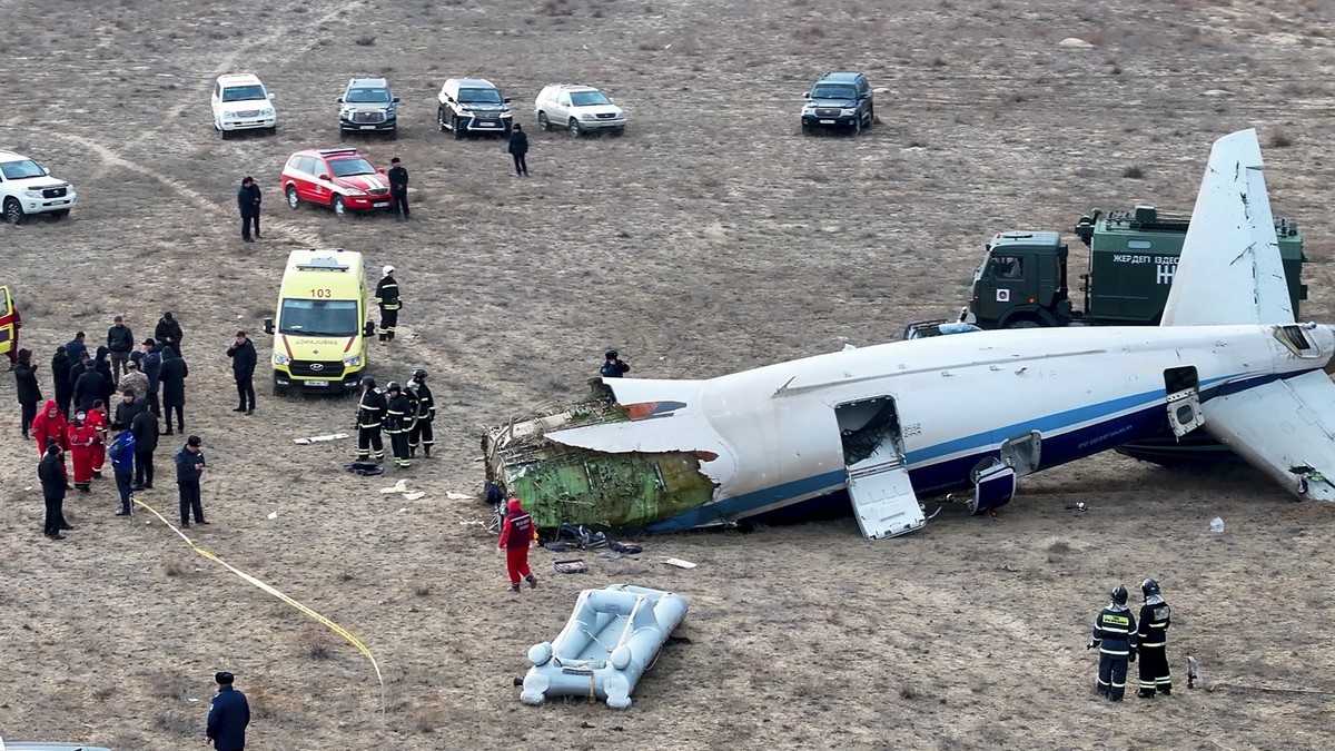 dpatopbilder - 25.12.2024, Kasachstan, Aktau: Das Wrack einer Embraer 190 der Azerbaijan Airlines liegt in der Nähe des Flughafens von Aktau. Ein Passagierflugzeug aus Aserbaidschan ist nahe der Stadt ...