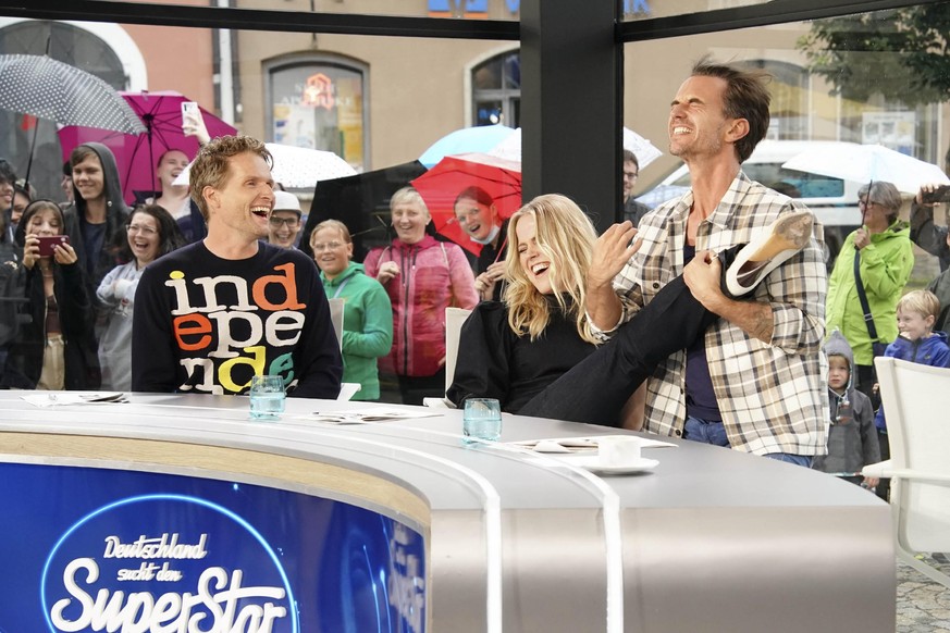 Die Jury mit Toby Gad (l.), Ilse DeLange und Florian Silbereisen feiert den Auftritt von Christina Bals