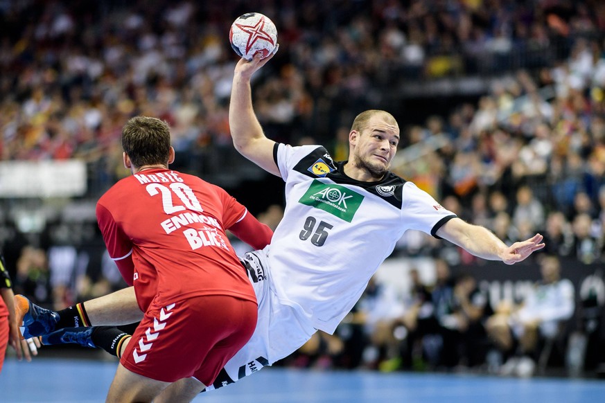 Deutschland vs Serbien, Handball Weltmeisterschaft 2019, 17.01.2019 Paul Drux (GER 95) und Ivan Mosic (SRB 20) beim Spiel zwischen Deutschland und Serbien bei der Handball Weltmeisterschaft in Berlin  ...