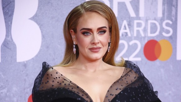 ARCHIV - 08.02.2022, Großbritannien, London: Sängerin Adele kommt zu den Brit Awards in London. (zu dpa: Adele lebt ihren «Traum, Essen für Schulveranstaltungen zuzubereiten») Foto: Joel C Ryan/Invisi ...