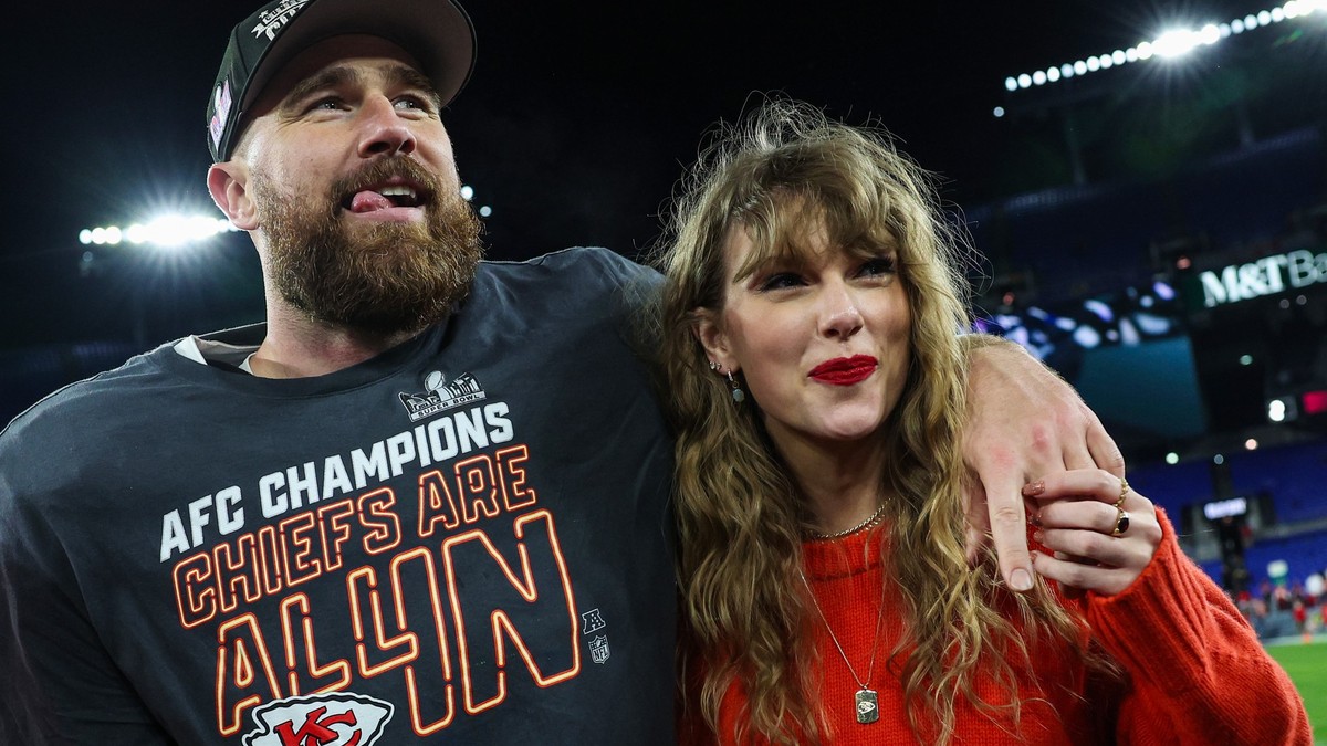 BALTIMORE, MARYLAND - JANUARY 28: Travis Kelce #87 of the Kansas City Chiefs (L) celebrates with Taylor Swift after defeating the Baltimore Ravens in the AFC Championship Game at M&T Bank Stadium ...