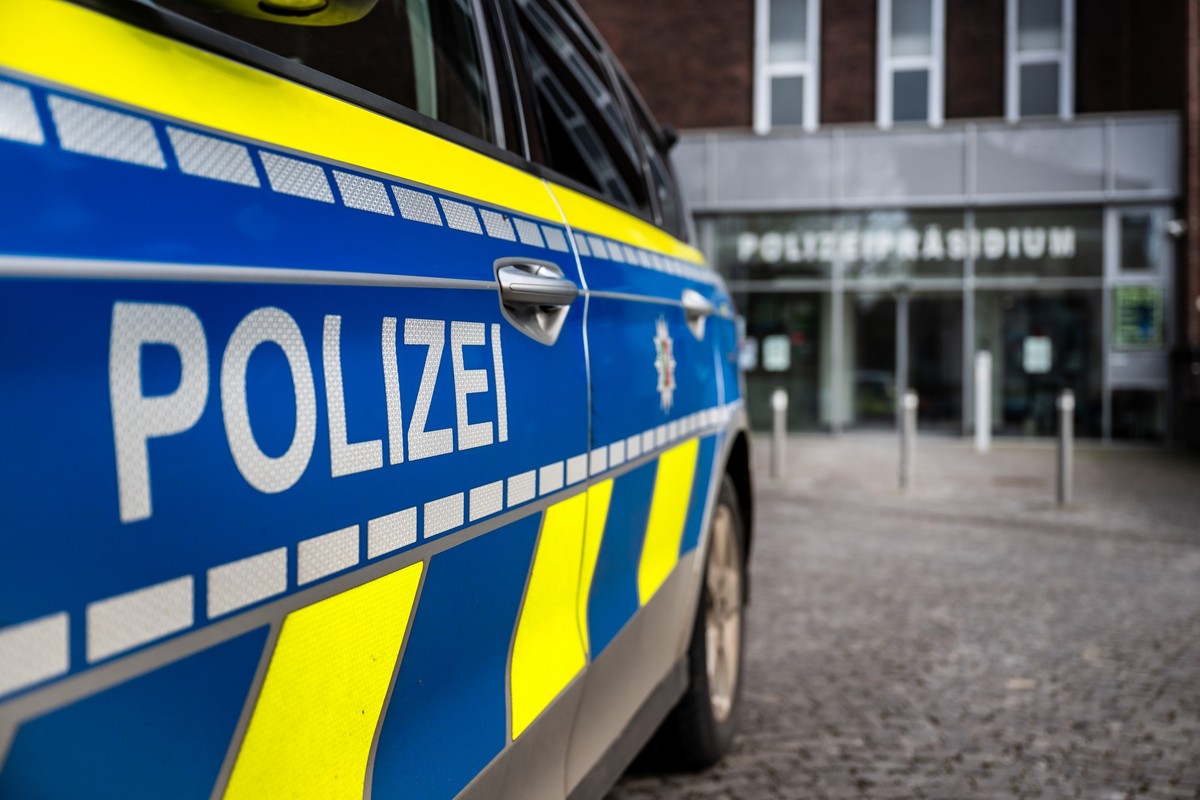 Symbolbild Polizei Duisburg ** NUR FUeR REDAKTIONELLE ZWECKE ** EDITORIAL USE ONLY **&lt;p&gt;Ein Polizeiwagen (Ford S-Max) steht am Donnerstag, 15.02.2024, vor dem Haupteingang zum Polizeipraesidium  ...