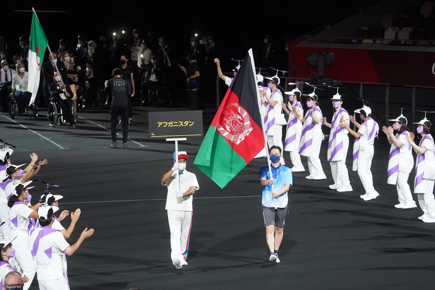 Bei der Eröffnungsfeier der Paralympics wurde die Afghanische Flagge von einem freiwilligen Helfer präsentiert.