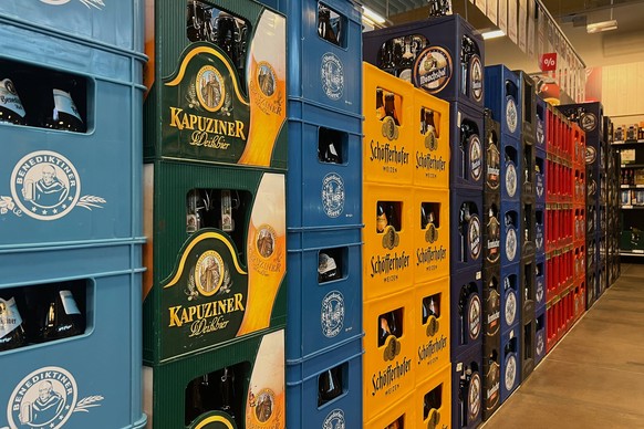 Mehrere Biersorten gestapelt *** Several types of beer stacked Copyright: xmix1x-xMatthiasxBaranx