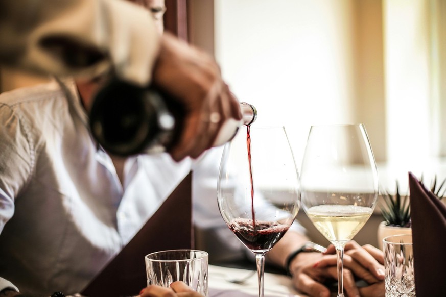 Mit einer guten Flasche Wein wird so mancher Restaurantbesuch länger als geplant.