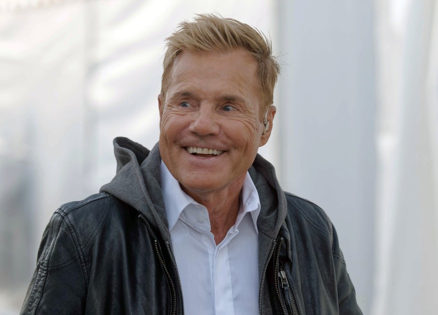 ARCHIV - 06.08.2022, Nordrhein-Westfalen, Bonn: Der Sänger Dieter Bohlen steht beim Schlager-Event «Lieblingslieder» vor seinem Auftritt hinter der Bühne. (zu dpa «DSDS»: Der Tag von Dieter Bohlens Rü ...