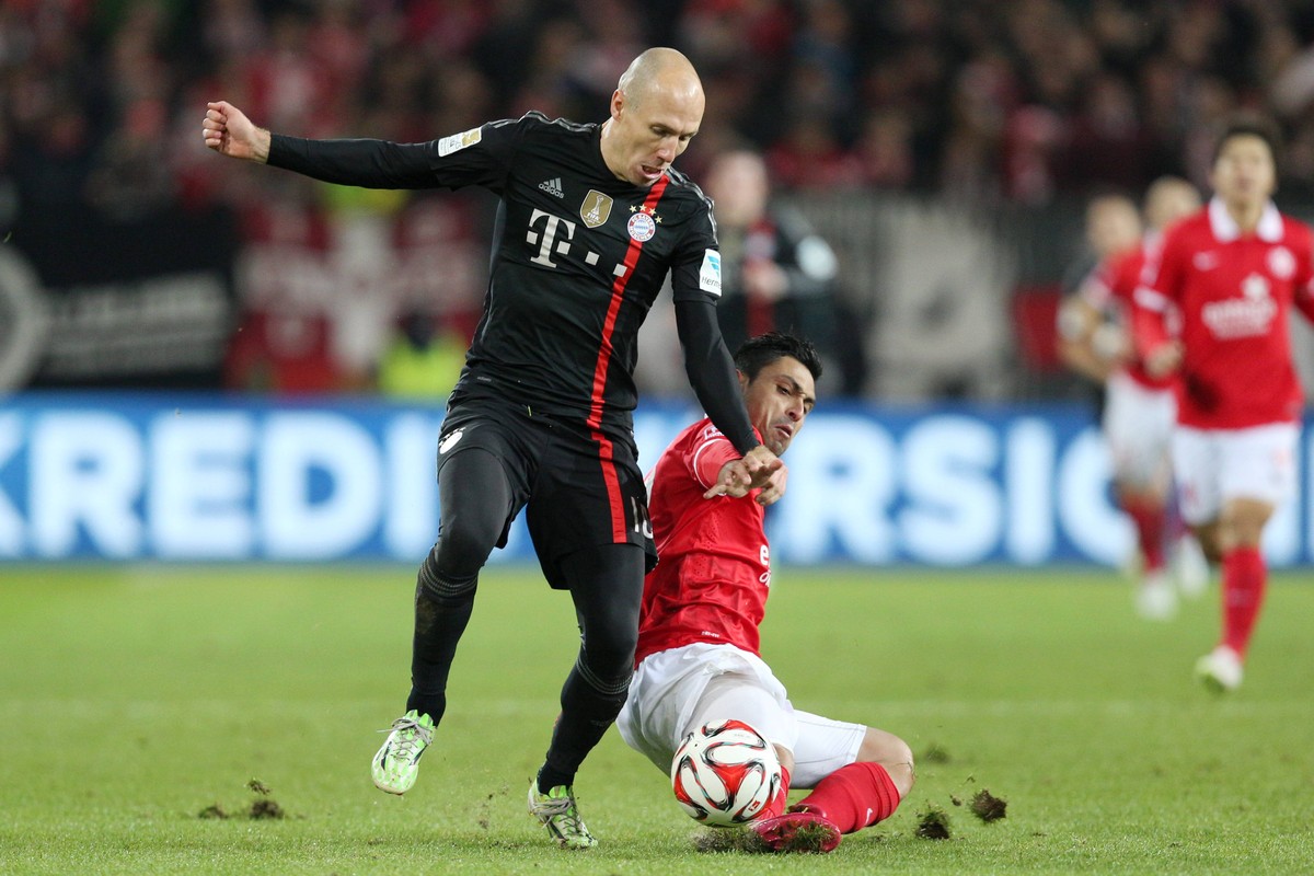 Arjen ROBBEN (M) li. gegen Gonzalo JARA (MZ) re. Fussball 1. Bundesliga, 17. Spieltag, 1. FSV Mainz 05 (MZ) - FC Bayern Muenchen (M) 1:2 am 19.12.2014 in Mainz/Deutschland.

Arjen seals m left again ...