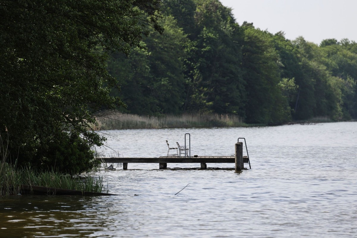 22.05.2023, Brandenburg, Zehdenick: Blick auf eine Badestelle am Großen Wentowsee. Die Suche nach zwei jungen Vermissten nach Herrentagsfeier geht am Großer Wentowsee weiter. Bisher konnten die beiden ...