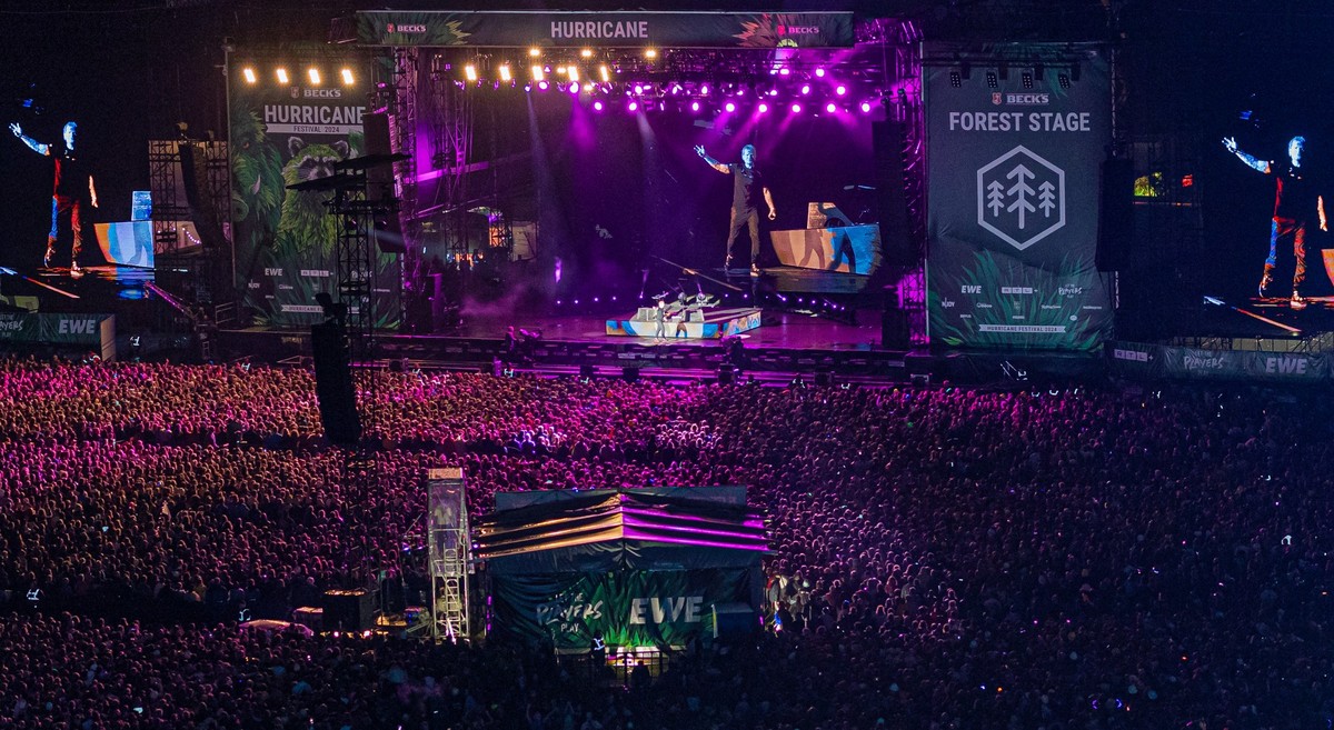 21.06.2024, Niedersachsen, Schee�el: Zahlreiche Festivalbesucher verfolgen den Auftritt vom britischen Singer-Songwriter Ed Sheeran beim Hurricane Festival. Das Open-Air-Festival findet vom 21. bis zu ...
