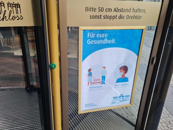 Das neue Schild Eingang zum Einkaufszentrum.