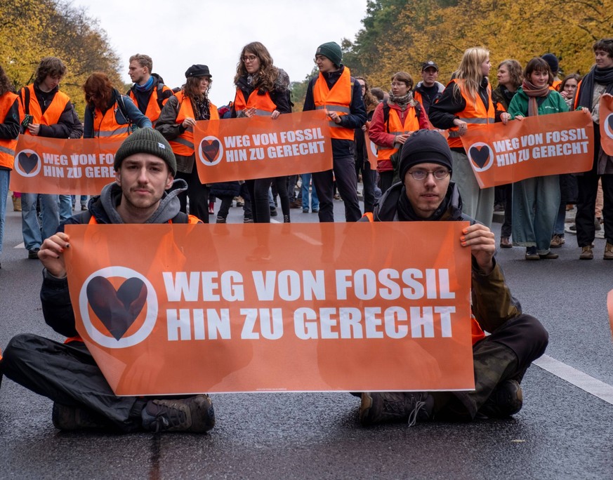 Mit einer Massenbesetzung der Strasse des 17. Juni in Berlin haben Klimaschuetzer am Samstag 28.10.2023 fuer einen Ausstieg aus fossiler Energie demonstriert. An den Protesten an der Siegessaeule nahm ...