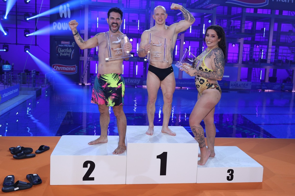 11.02.2023, Berlin: Marc Terenzi (l-r), Fabian Hamb�chen und Jolina Mennen stehen auf dem Siegertreppchen beim &quot;RTL-Turmspringen&quot;. Die Sendung wurde live bei RTL ausgestrahlt. Foto: J�rg Car ...