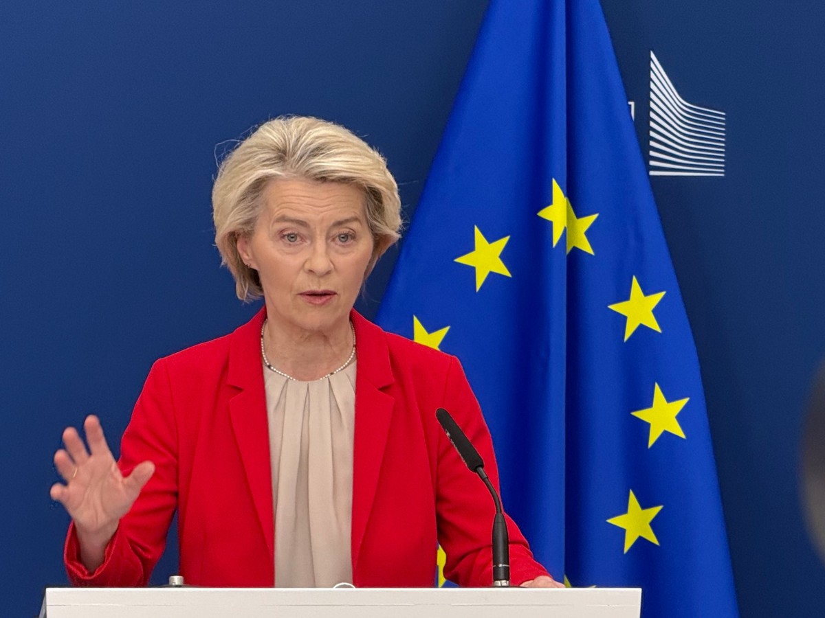 ARCHIV - 10.06.2025, Brüssel: EU-Kommissionspräsidentin Ursula von der Leyen bei einer Pressekonferenz im Berlaymont-Gebäude, dem Sitz der Europäischen Kommission. (zu dpa: «Zollstreit: EU will trotz  ...