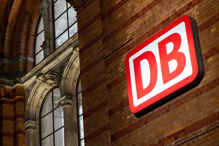 ARCHIV - 03.09.2021, Bremen: Das Logo der Deutschen Bahn (DB) am fr