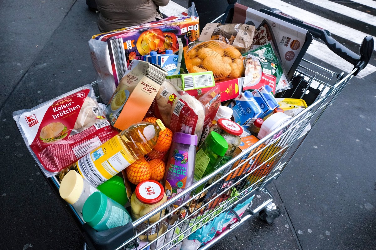 D�sseldorf 20.10.2023 Wocheneinkauf Inflation Preissteigerungen Hartz 4 IV Satz voller Warenkorb Lebensmittelpreise Supermarkt Discounter Einkaufskorb Einkaufen B�rgergeld Grundeinkommen Einkaufswagen ...