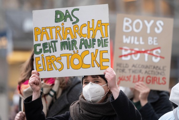 Eine Teilnehmerin einer Demonstration zum Internationalen Frauentag 2021 in Stuttgart