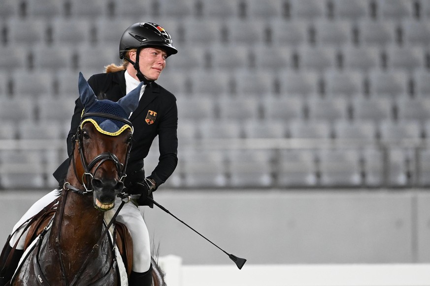 Moderner Fünfkampf: Olympia, Einzel, Frauen, Springreiten im Tokyo Stadium. Annika Schleu aus Deutschland nach ihrer Disqualifikation. Ihr Pferd hatte mehrmals den Sprung verweigert.