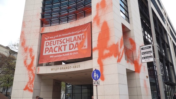 02.11.2022, Berlin: Aktivisten der Umweltgruppe «Letzte Generation» haben die Fassade der SPD-Bundeszentrale im Willy-Brandt-Haus beschmiert. Foto: Julius-Christian Schreiner/TNN/dpa +++ dpa-Bildfunk  ...