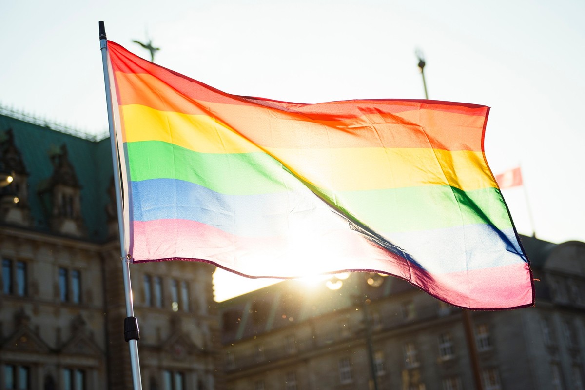 17.05.2024, Hamburg: Peter Tschentscher (SPD), Erster Bürgermeister der Freien und Hansestadt Hamburg, spricht am Internationaler Tag gegen Homophobie auf dem Rathausmarkt der Hansestadt vor einer Reg ...