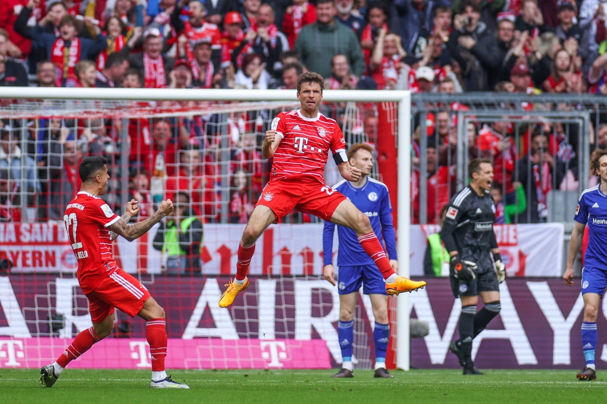 13.05.2023, Fussball, Saison 2022/2023, 1. Bundesliga, 32. Spieltag, FC Bayern München - FC Schalke 04, Thomas Müller FC Bayern München jubelt nach seinem Tor zum 1 zu 0. München Allianz Arena Bayern  ...