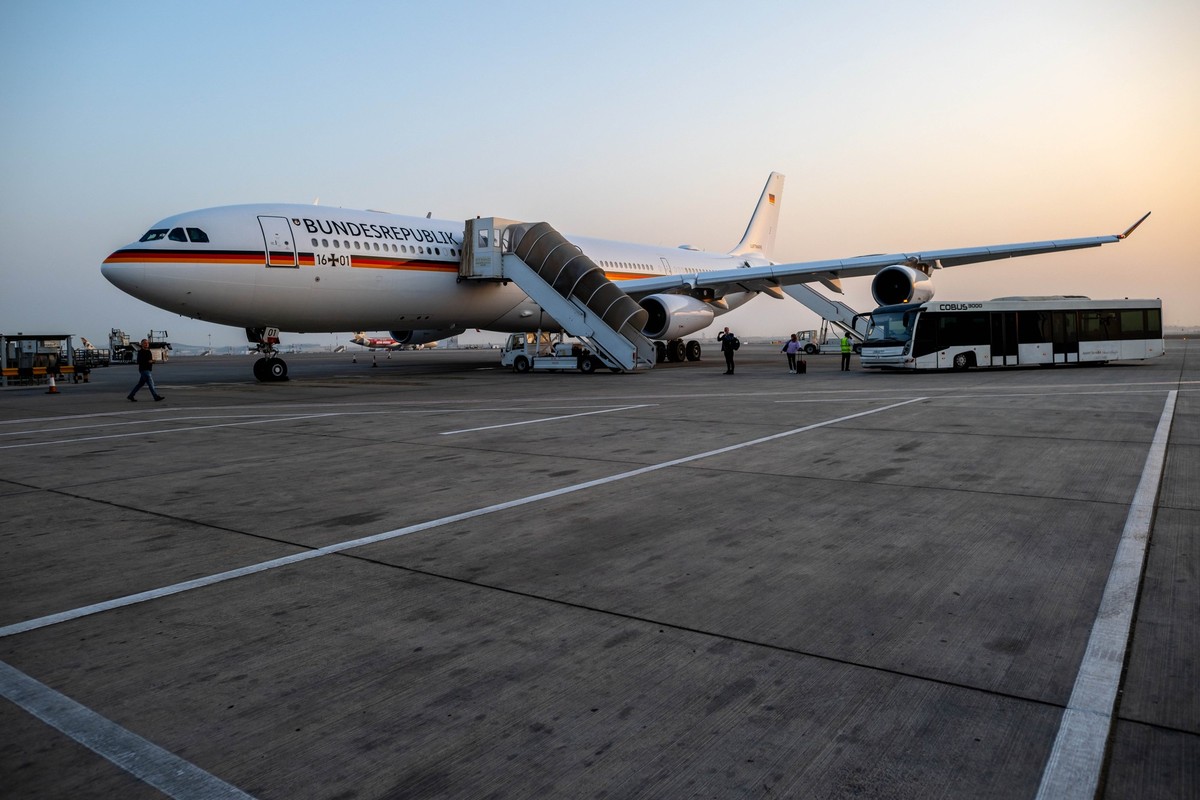 14.08.2023, Vereinigte Arabische Emirate, Abu Dhabi: Die Regierungsmaschine, ein Airbus A340-300, steht auf einer Parkposition aus dem Flughafen von Abu Dhabi. Nach einer Zwischenlandung zum Auftanken ...