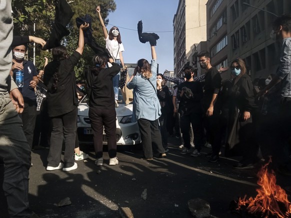 02.10.2022, Iran, Teheran: Eine Frau steht w�hrend einer Demonstration anch dem Tod der 22-j�hrigen Mahsa Amini auf einem Auto und gestikuliert. Die 22-j�hrige Frau wurde von der iranischen Sittenpoli ...
