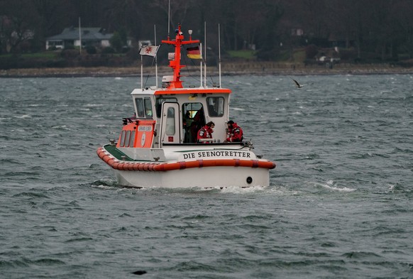 Seenotretter fahren mit dem Seenotrettungsboot auf der stürmischen Ostsee.