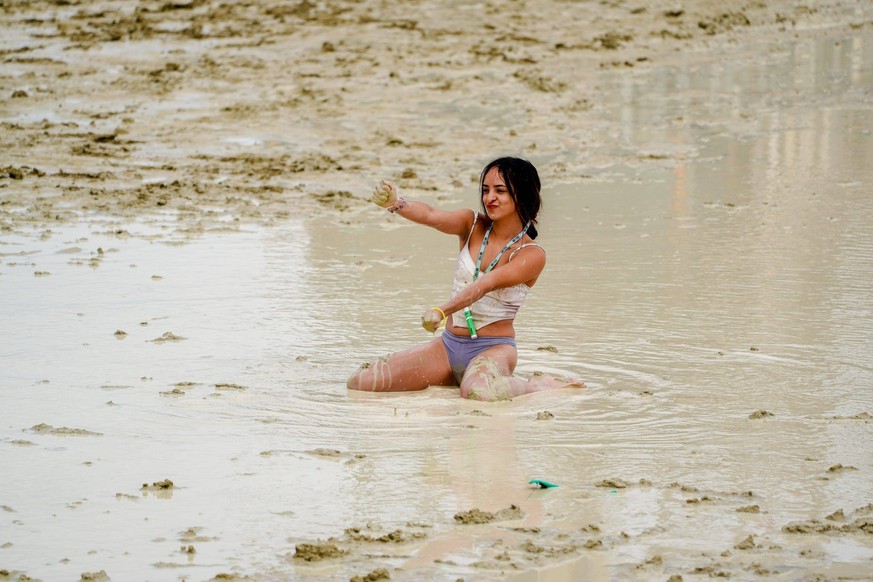 Syndication: Reno Gazette Journal Shai Peza of Chicago frolics in the mud and water at Burning Man on Saturday. , EDITORIAL USE ONLY PUBLICATIONxINxGERxSUIxAUTxONLY Copyright: xTrevorxHughesx 21332743