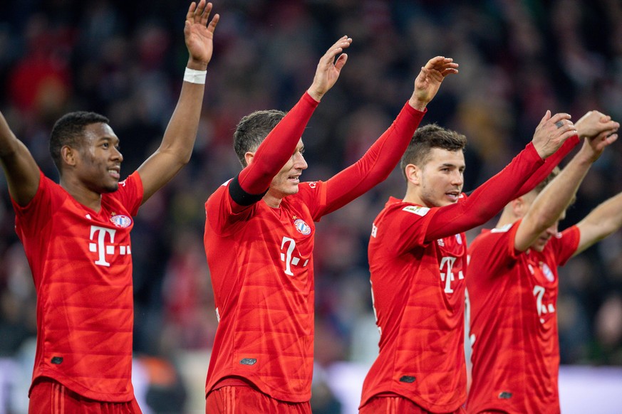 Nach dem Spiel, David Alaba FC Bayern Muenchen 27, Robert Lewandowski FC Bayern Muenchen 09, Lucas Hernandez FC Bayern Muenchen 21, GER, FC Bayern Muenchen vs. SC Paderborn, Fussball, Bundesliga, DFL, ...